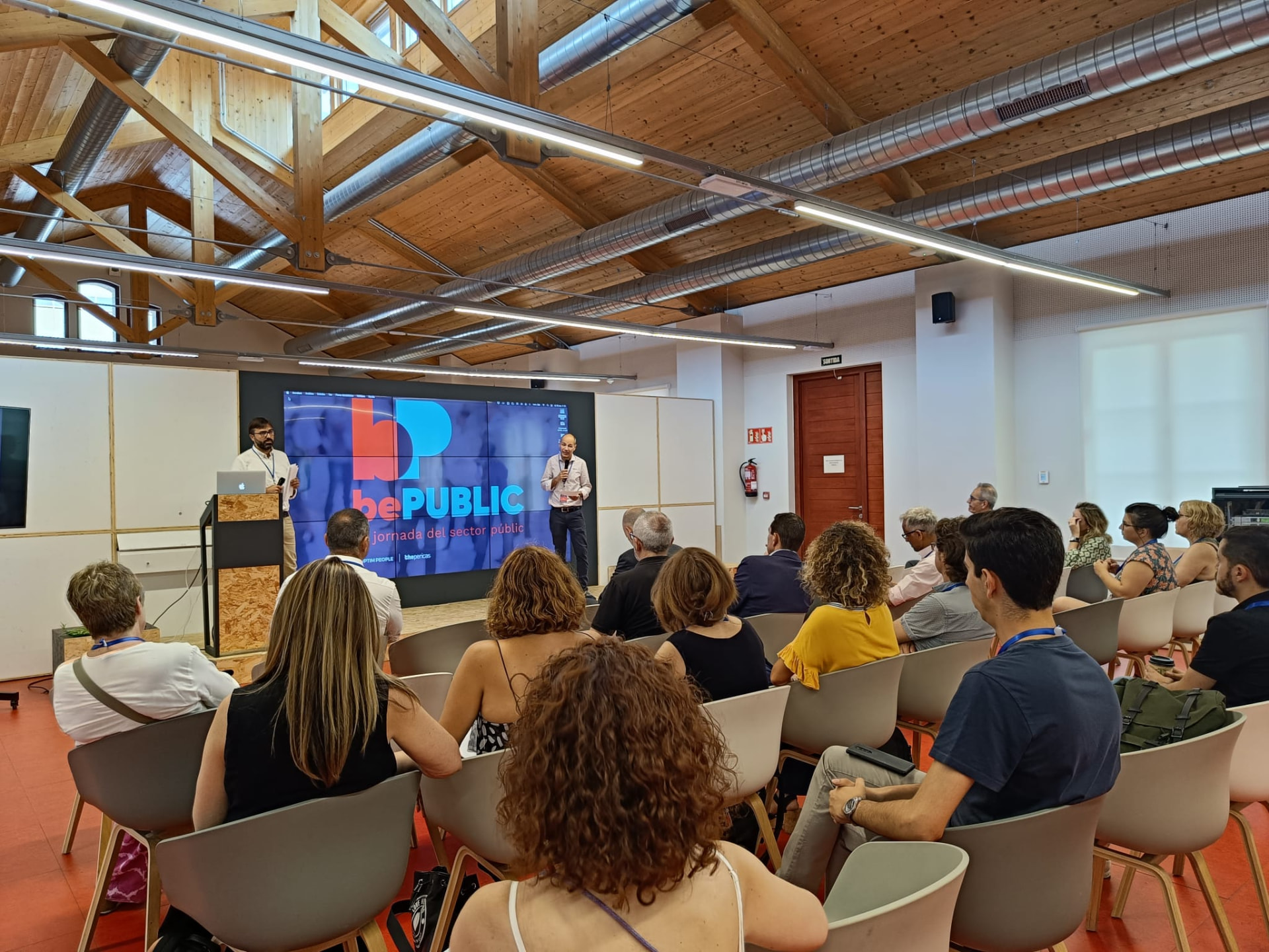 La sala plena durant una edició de bePUBLIC, amb la pantalla de la jornada